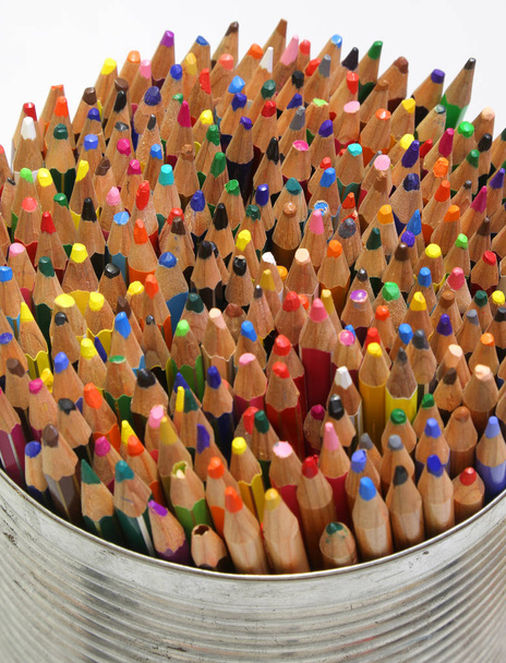 lápiz y lápices de colores en el frasco de metal grande
 - Foto, imagen