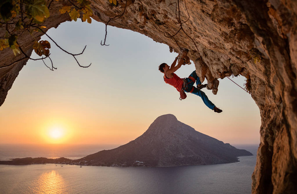 Hombre escalador en ruta desafiante en acantilado al atardecer, isla de Kalymnos, Grecia
 - Foto, imagen