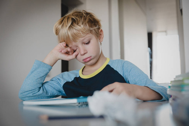 kleine jongen moe benadrukt van huiswerk, verveeld, uitgeput - Foto, afbeelding