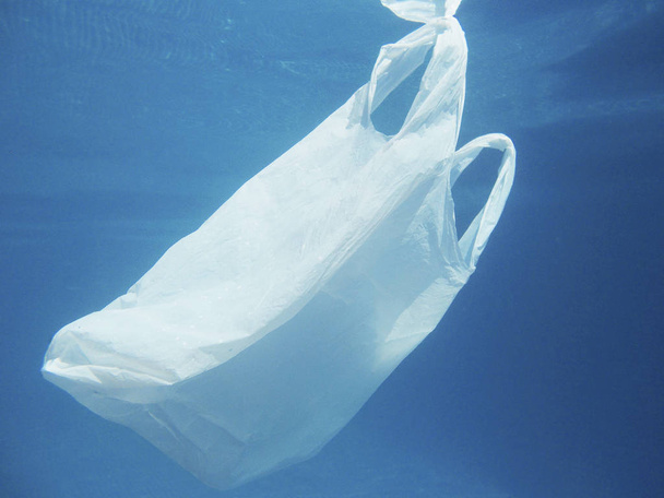Pływające w wodzie plastikowej torbie. Zanieczyszczone środowisko. Kosz na śmieci                      - Zdjęcie, obraz