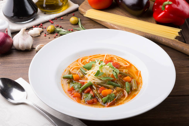 Κίτρινο ιταλική μινεστρόνε σούπα σερβίρεται με συστατικά τροφίμων - Φωτογραφία, εικόνα
