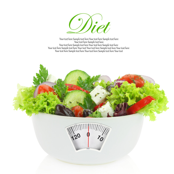 Comida dietética. Ensalada de verduras en un bol con báscula de peso
 - Foto, Imagen