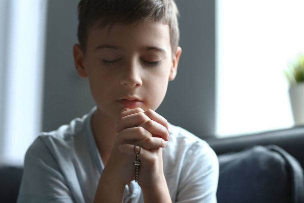 Μικρό αγόρι προσεύχεται στο σπίτι - Φωτογραφία, εικόνα