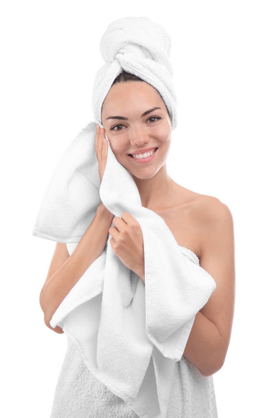 Όμορφη νεαρή γυναίκα με πετσέτες σε λευκό φόντο - Φωτογραφία, εικόνα