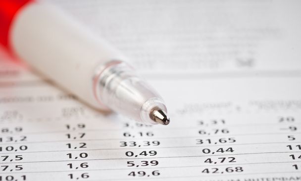 Close up of financial figures and pen - Foto, Bild