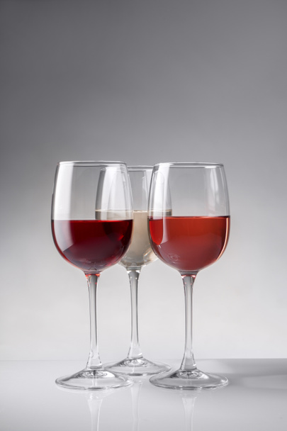 Γυαλιά με διαφορετικούς τύπους κρασιών στο τραπέζι - Φωτογραφία, εικόνα