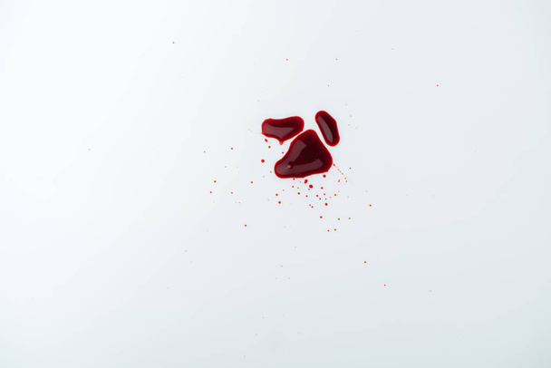 bovenaanzicht van witte oppervlak met bloed daalt - Foto, afbeelding
