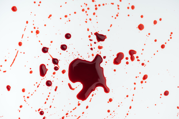vista superior de la superficie blanca cubierta con gotitas de sangre
 - Foto, imagen