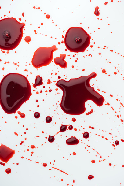 vista superior de gotas de sangre desordenadas en la superficie blanca
 - Foto, Imagen