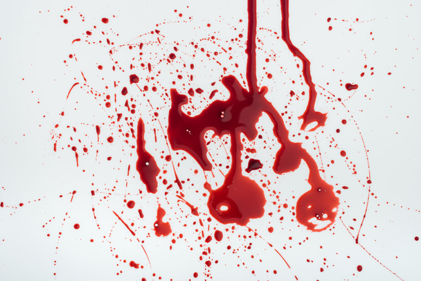 primer plano de gotitas de sangre desordenada en blanco
 - Foto, Imagen