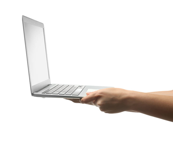 Руки женщины держат ноутбук на белом фоне
 - Фото, изображение