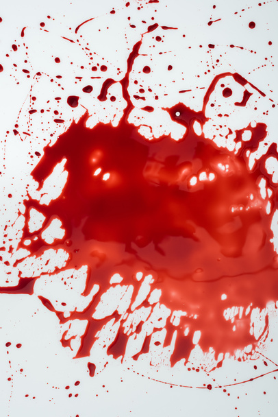 vista superior de mancha de sangue bagunçado no branco
 - Foto, Imagem
