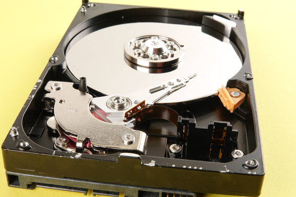 Unidade de disco rígido (HDD) isolado em um fundo amarelo
 - Foto, Imagem