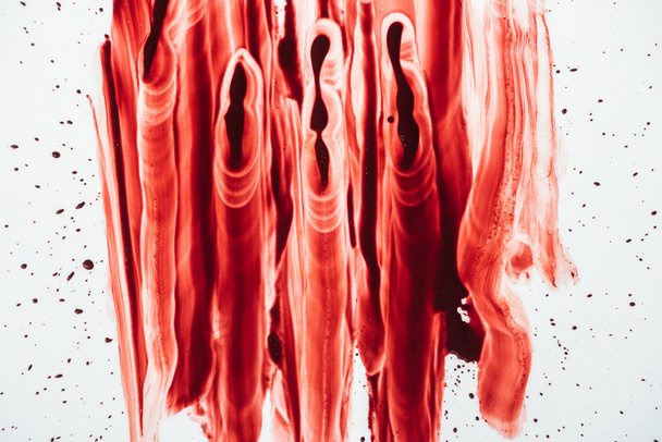 yukarıdan aşağı beyaz yüzey üzerinde el ile bulaşmış kan lekeleri - Fotoğraf, Görsel