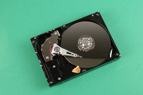 Unidade de disco rígido (HDD) isolado em um fundo verde
 - Foto, Imagem