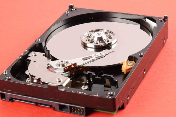 Жорсткий диск (HDD) ізольовано на помаранчевому фоні
 - Фото, зображення