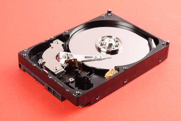 Unidade de disco rígido (HDD) isolado no fundo laranja
 - Foto, Imagem