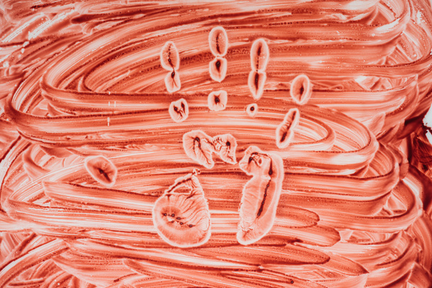 bovenaanzicht van vlekkerig bloed textuur met hand voor achtergrond afdrukken - Foto, afbeelding