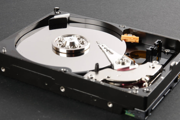 Жорсткий диск (HDD) ізольовано на чорному тлі
 - Фото, зображення