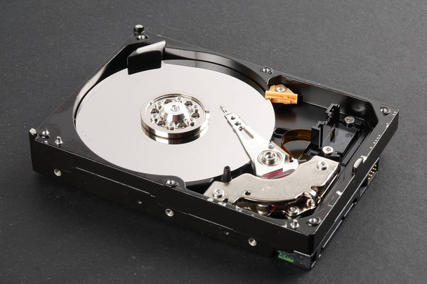 Unidad de disco duro (HDD) aislada sobre fondo negro
 - Foto, Imagen
