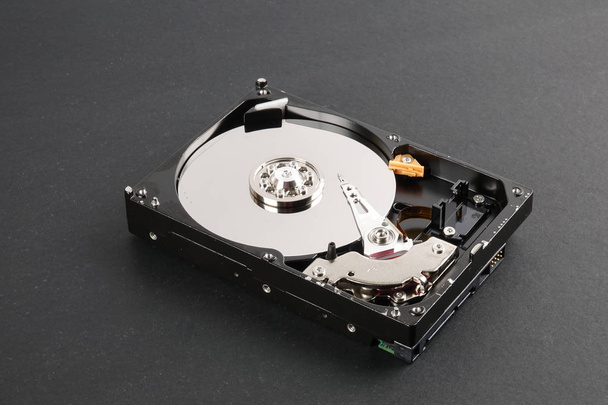 Unidad de disco duro (HDD) aislada sobre fondo negro
 - Foto, imagen