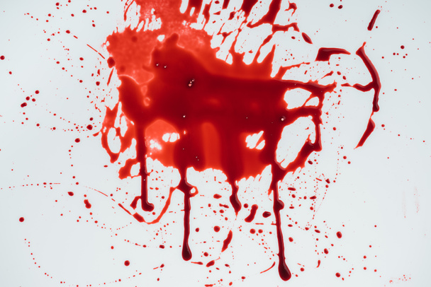 vista superior de la mancha de sangre en la superficie blanca
 - Foto, Imagen