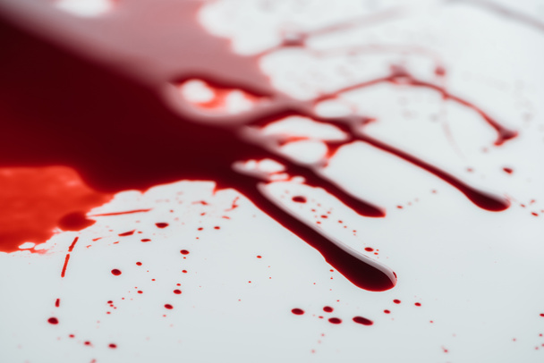 primer plano de gotas de sangre que fluyen en la superficie blanca
 - Foto, Imagen