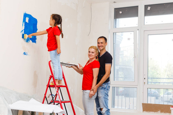 Young family doing home renovation in new apartment  - Foto, Bild