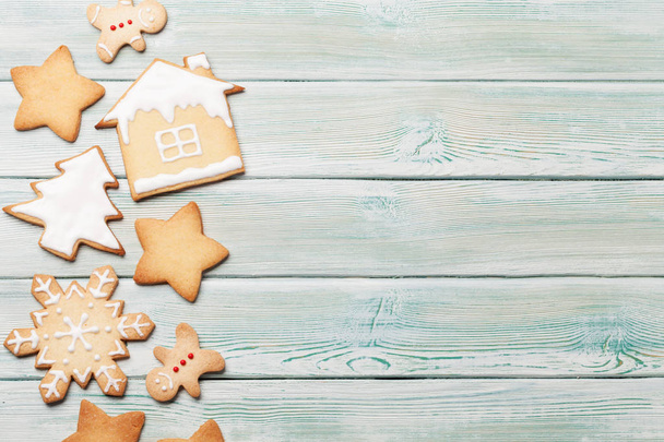 Рождественская открытка с пряничным печеньем на деревянном фоне. Вид сверху с местом для приветствия
 - Фото, изображение