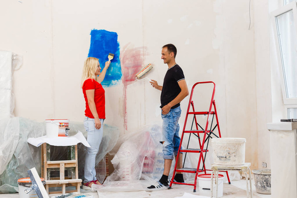 Молодая пара, занимающаяся ремонтом квартир вместе
 - Фото, изображение