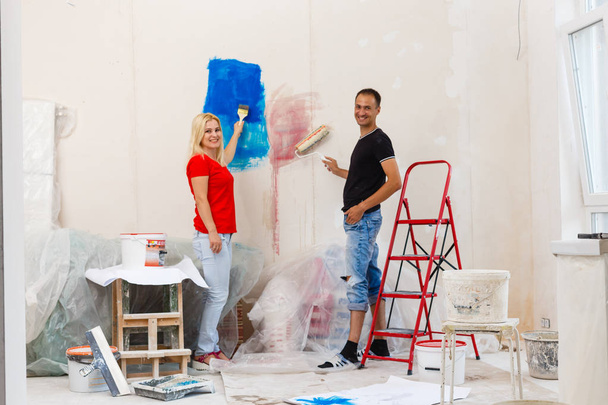 Jeune couple faisant réparation appartement ensemble
 - Photo, image