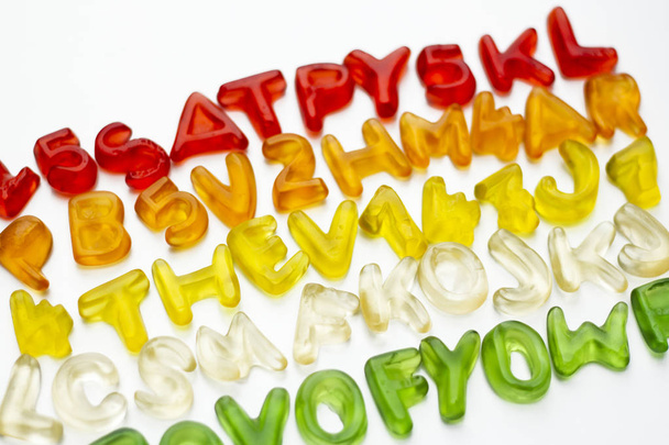Gummy litery alfabetu łacińskiego na białym tle - Zdjęcie, obraz