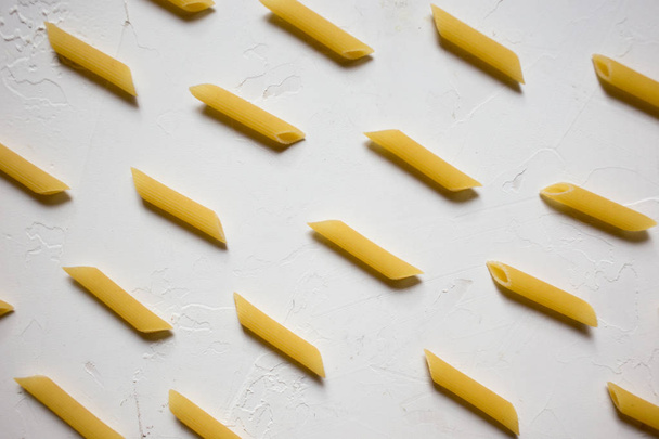 italienische Penne Rigate Makkaroni Pasta Rohkost Hintergrund oder Textur - Foto, Bild