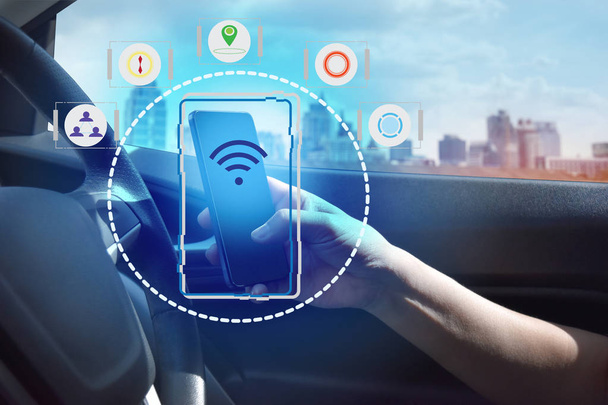 Εσωτερική άποψη και αυτόματη αυτο εντολή οδήγηση με smartphone, ηλεκτρικό αυτοκίνητο smart τεχνολογίας. - Φωτογραφία, εικόνα