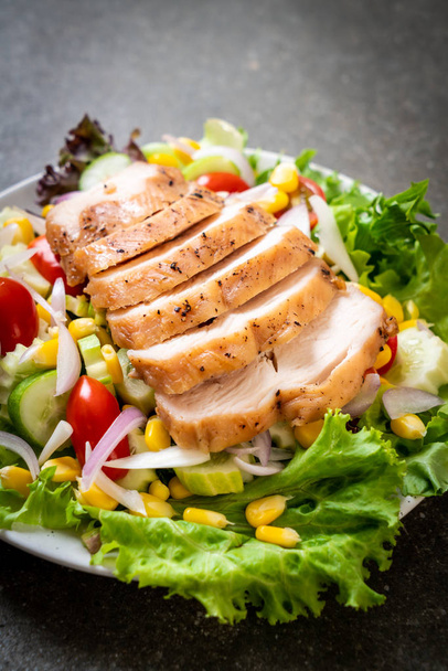Tigela de salada saudável com peito de frango - estilo de comida saudável
 - Foto, Imagem
