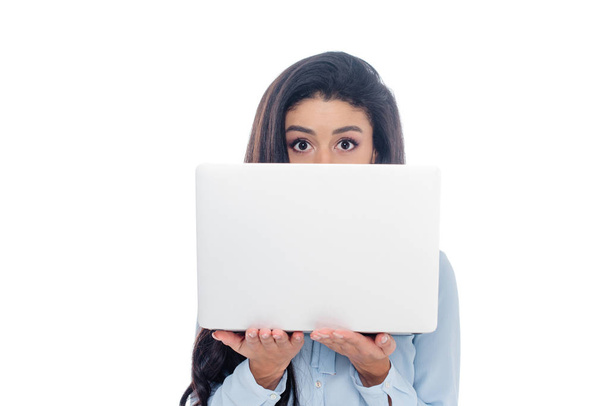 Afro-Amerikaanse zakenvrouw die betrekking hebben op gezicht door laptop geïsoleerd op wit - Foto, afbeelding