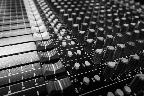 Niski poziom widok Faders na profesjonalną Audio Sound Mixing Console na festiwalu muzycznym, czarne biurko i białe Faders - Zdjęcie, obraz