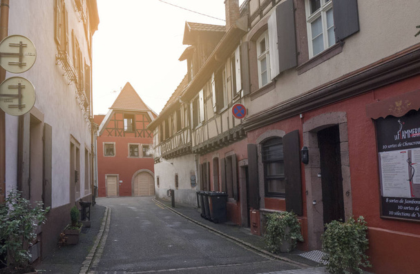 Strada tipica con case colorate caratteristiche dell'Alsazia
 - Foto, immagini