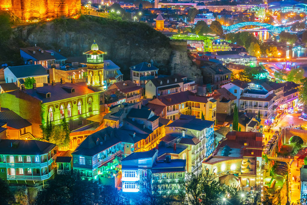 Vista panorámica de Tiflis, Georgia después del atardecer - Foto, imagen