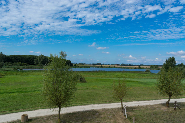 Panoramiczny widok na pływanie, wędkarstwo i obszar przyrodniczy Eixen jeziora. Strzał z wieży widokowej - Zdjęcie, obraz