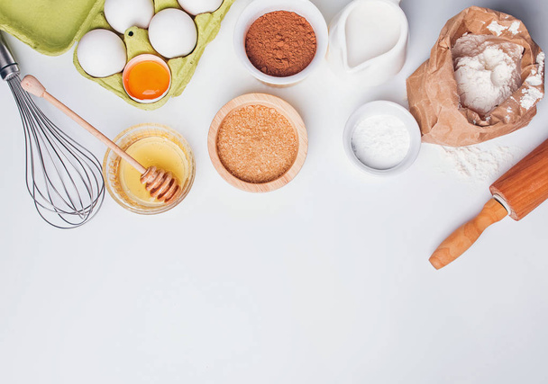 Werkzeuge und Zutaten zum Backen: Mehl, Eier, Zucker und andere. - Foto, Bild