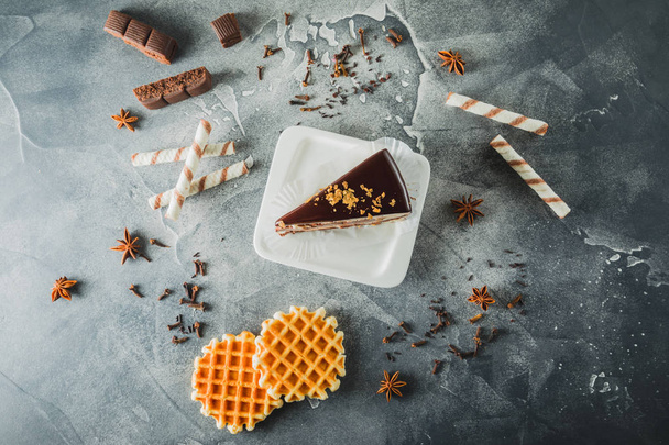Čokoládový dort s cookies a čokolády, sladké dezerty - Fotografie, Obrázek