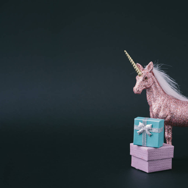 Diseño creativo de cajas de regalo con unicornio de brillo rosa. Fondo de compras. Mínimo Viernes Negro concepto de venta
  - Foto, Imagen
