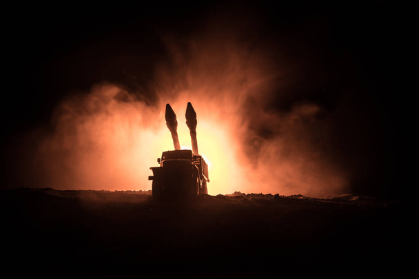 Εκτόξευση πυραύλων με φωτιά σύννεφα. Μάχη σκηνή με πύραυλο πυραύλους με κεφαλή με στόχο την ζοφερή ουρανό τη νύχτα. Πύραυλος οχημάτων στον πόλεμο βάθους. Επιλεκτική εστίαση - Φωτογραφία, εικόνα