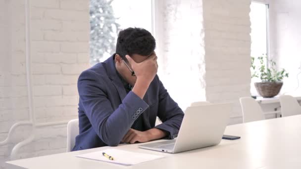 Kopfschmerzen, gestresster Geschäftsmann, der am Laptop arbeitet - Filmmaterial, Video