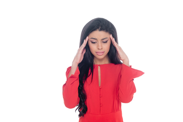 stressato afro-americano ragazza in abito rosso tenendo le mani sulla fronte isolato su bianco
 - Foto, immagini