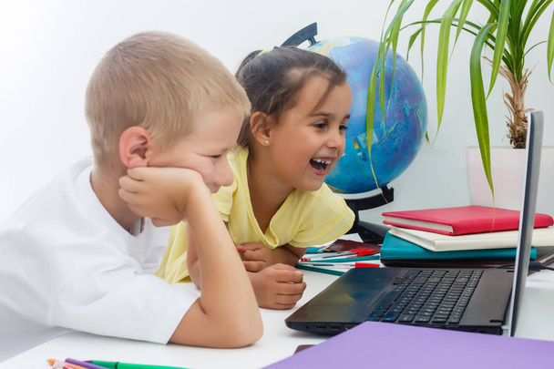 Niño y niña usando portátil en la escuela
 - Foto, Imagen