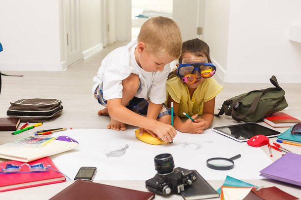 就学前の男の子と女の子の教育おもちゃで床で遊んで - 写真・画像