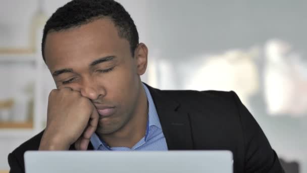 primer plano de cansado casual afroamericano hombre de negocios durmiendo en el trabajo
 - Imágenes, Vídeo