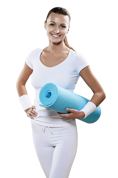 güzel gülümseyen kadın renksizdir beyaz izole yoga mat tutan kıyafetler spor. - Fotoğraf, Görsel